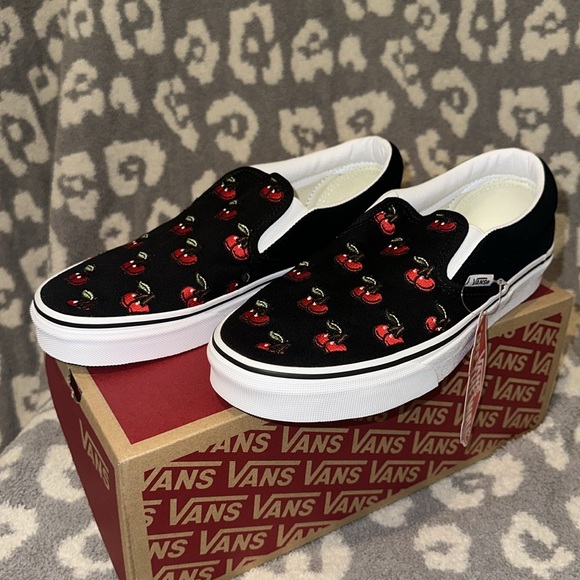 Vans Classic Slip-On π Cherries π βOff the Wallβ New & Never Worn ππ - Picture 3 of 17
